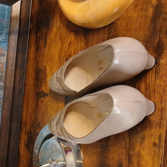 Salvatore Ferragamo Women's Beige Leather Shoes 10 AA Width - Picture 10 of 13